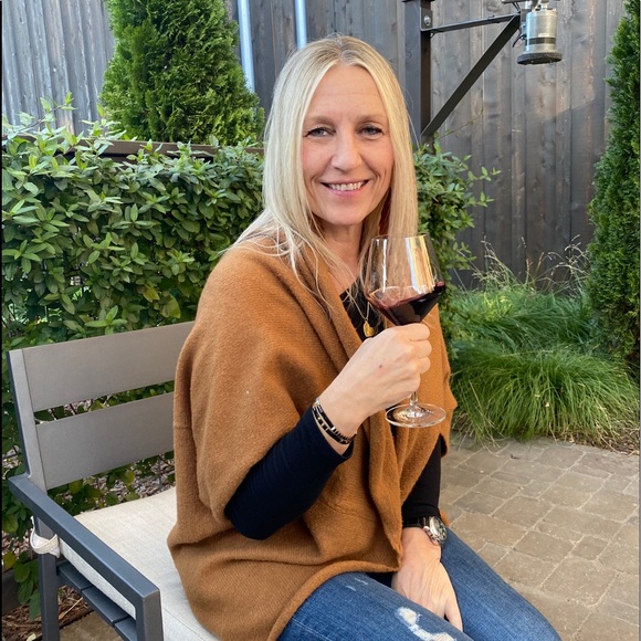 Meet your Posher, Heidi - Picture 1 of 2
